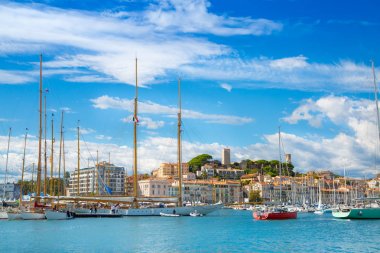 Cannes, Fransa - 18 Eylül 2018: Cannes'ın Le Vieux Limanı görünümü. Cannes yatçılık festivali