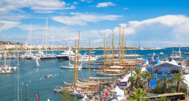 Cannes, Fransa - 18 Eylül 2018: Cannes'ın Le Vieux Limanı görünümü. Cannes yatçılık festivali