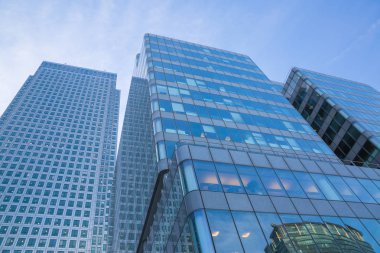 Londra, İngiltere - 16 Kasım 2018: Canary Wharf'ın kurumsal binaları, bankalar, sigortalar, medya holdingleri.