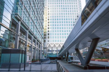 Londra, İngiltere - 16 Kasım 2018: Canary Wharf'ın kurumsal binaları, bankalar, sigortalar, medya holdingleri.