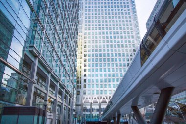 Londra, İngiltere - 16 Kasım 2018: Canary Wharf'ın kurumsal binaları, bankalar, sigortalar, medya holdingleri.