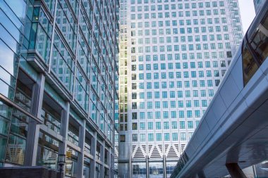 Londra, İngiltere - 16 Kasım 2018: Canary Wharf'ın kurumsal binaları, bankalar, sigortalar, medya holdingleri.