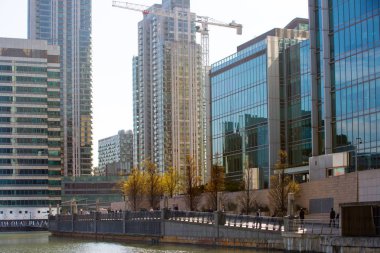 Londra, İngiltere - 16 Kasım 2018: Canary Wharf'ın kurumsal binaları, bankalar, sigortalar, medya holdingleri.