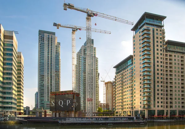 ロンドン 2018年11月16日 カナリーワーフエリアの大規模な建築現場 オフィスの隣に住居を提供するビジネスナバンキング地区 — ストック写真