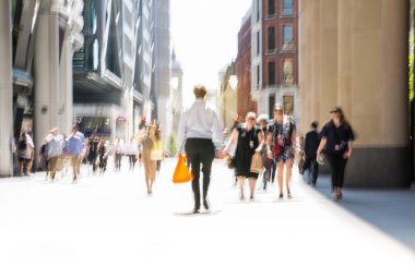 Londra, İngiltere - 26 Haziran 2018: Güneş ışığına karşı şehirde yürüyen bir grup iş adamı. Güzel güneş tarafından sokak aydınlatılmış, City of London modern meşgul kavramı.