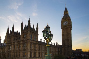 Londra İngiltere - 30 Kasım 2018: Gün batımında Parlamento'nun Big Ben evleri.