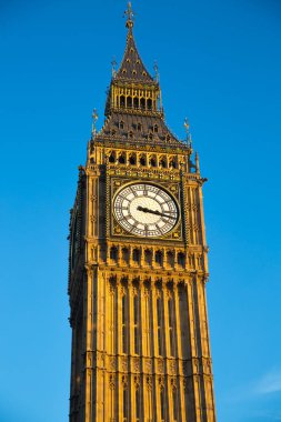 Londra İngiltere - 30 Kasım 2018: Gün batımında Parlamento'nun Big Ben evleri.