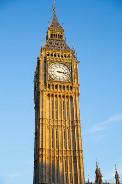 Londra İngiltere - 30 Kasım 2018: Gün batımında Parlamento'nun Big Ben evleri.