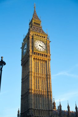 Londra İngiltere - 30 Kasım 2018: Gün batımında Parlamento'nun Big Ben evleri.