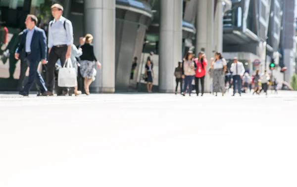 Londen Juni 2018 Groep Zakenmensen Die Stad Tegen Zonlicht Lopen — Stockfoto