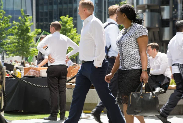 2018年6月26日 一群商界人士在阳光下漫步在城市 阳光明媚的街道 伦敦城市现代繁忙概念 — 图库照片