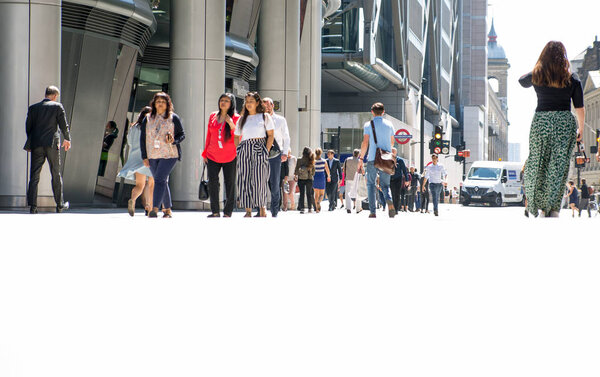 ЛОНДОН, Великобритания - 26 июня 2018 года: Группа деловых людей, идущих по городу под солнечным светом. Красиво освещенная улица под солнцем, Лондон Сити современная занятая концепция
.