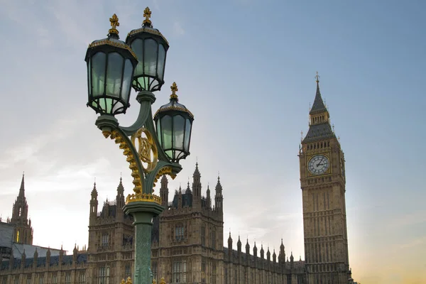 ロンドン英国 2018年11月30日 日没時に議会のビッグベンの家 — ストック写真