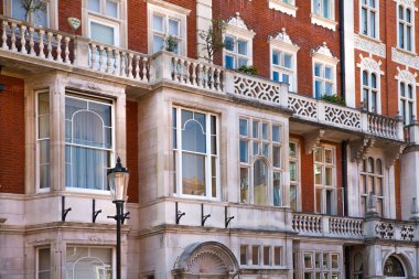 Londra, İngiltere - 8 Nisan 2019: Kensington ve Chelsea'nin konut aryası. Periyodik binaların sıra ile Cadogan kapısı. Londra'nın merkezinde lüks mülkiyet.
