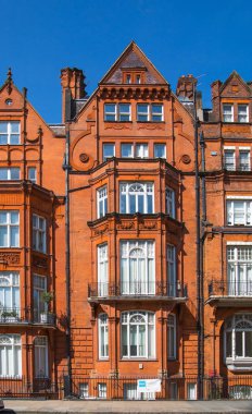 Londra, İngiltere - 8 Nisan 2019: Kensington ve Chelsea'nin konut aryası. Periyodik binaların sıra ile Cadogan kapısı. Londra'nın merkezinde lüks mülkiyet.
