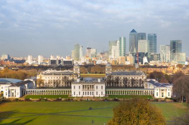 Londra, İngiltere - 7 Mart 2019: Şehrin Greenwich tarafından Canary Wharf görünümü. View Greenwich Üniversitesi, tarihi bina ve insanlar tarafından yürüyüş içerir