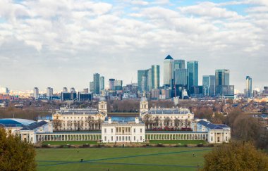 Londra, İngiltere - 7 Mart 2019: Şehrin Greenwich tarafından Canary Wharf görünümü. View Greenwich Üniversitesi, tarihi bina ve insanlar tarafından yürüyüş içerir