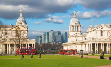 Londra, İngiltere - 7 Mart 2019: Şehrin Greenwich tarafından Canary Wharf görünümü. View Greenwich Üniversitesi, tarihi bina ve insanlar tarafından yürüyüş içerir