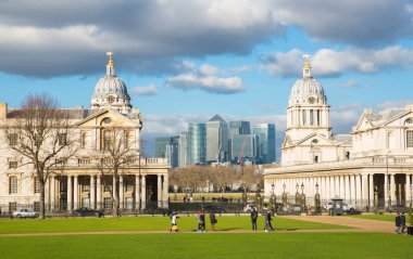 Londra, İngiltere - 7 Mart 2019: Şehrin Greenwich tarafından Canary Wharf görünümü. View Greenwich Üniversitesi, tarihi bina ve insanlar tarafından yürüyüş içerir