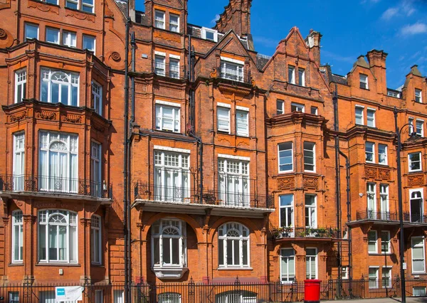 2019年4月8日 肯辛顿和切尔西的住宅 卡多根门与周期性建筑的行 位于伦敦市中心的豪华酒店 — 图库照片