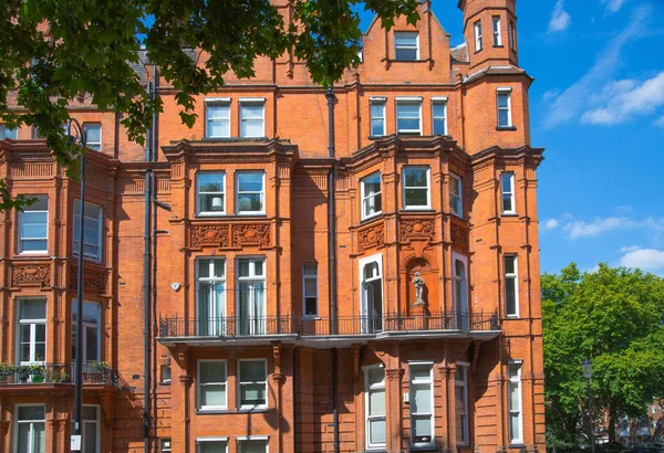 2019年4月8日 肯辛顿和切尔西的住宅 卡多根门与周期性建筑的行 位于伦敦市中心的豪华酒店 — 图库照片