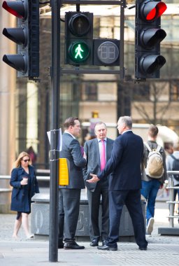 Londra, İngiltere - 26 Haziran 2018: Öğle yemeği saatinde Londra'daki Lloyds binasının yanında yürüyen iş adamları ve ofis çalışanları
