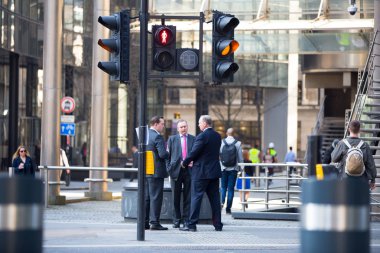 Londra, İngiltere - 26 Haziran 2018: Öğle yemeği saatinde Londra'daki Lloyds binasının yanında yürüyen iş adamları ve ofis çalışanları