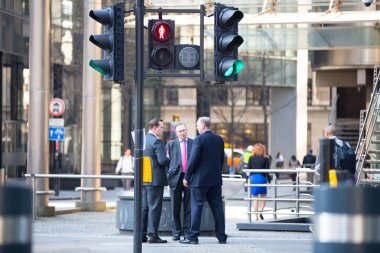 Londra, İngiltere - 26 Haziran 2018: Öğle yemeği saatinde Londra'daki Lloyds binasının yanında yürüyen iş adamları ve ofis çalışanları