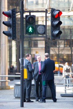 Londra, İngiltere - 26 Haziran 2018: Öğle yemeği saatinde Londra'daki Lloyds binasının yanında yürüyen iş adamları ve ofis çalışanları