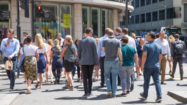 Londra, İngiltere - 26 Haziran 2018: Öğle yemeği saatinde Londra'daki Lloyds binasının yanında yürüyen iş adamları ve ofis çalışanları