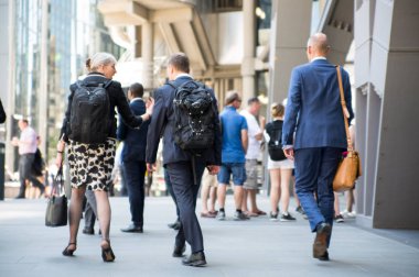 Londra, İngiltere - 26 Haziran 2018: Öğle yemeği saatinde Londra'daki Lloyds binasının yanında yürüyen iş adamları ve ofis çalışanları