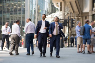 Londra, İngiltere - 26 Haziran 2018: Öğle yemeği saatinde Londra'daki Lloyds binasının yanında yürüyen iş adamları ve ofis çalışanları
