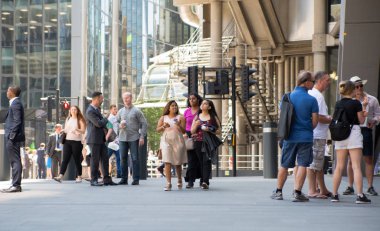 Londra, İngiltere - 26 Haziran 2018: Öğle yemeği saatinde Londra'daki Lloyds binasının yanında yürüyen iş adamları ve ofis çalışanları