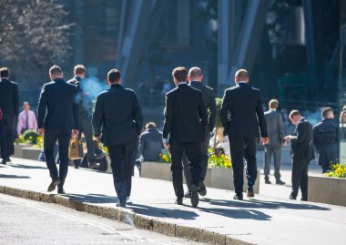 Londra, İngiltere - 26 Haziran 2018: Öğle yemeği saatinde Londra'daki Lloyds binasının yanında yürüyen iş adamları ve ofis çalışanları