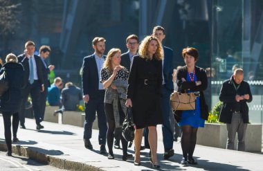 Londra, İngiltere - 26 Haziran 2018: Öğle yemeği saatinde Londra'daki Lloyds binasının yanında yürüyen iş adamları ve ofis çalışanları