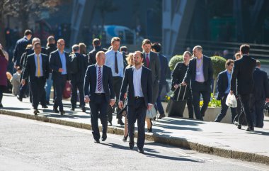 Londra, İngiltere - 26 Haziran 2018: Öğle yemeği saatinde Londra'daki Lloyds binasının yanında yürüyen iş adamları ve ofis çalışanları