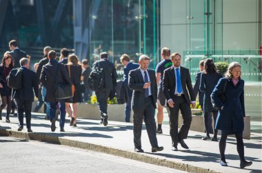 Londra, İngiltere - 26 Haziran 2018: Öğle yemeği saatinde Londra'daki Lloyds binasının yanında yürüyen iş adamları ve ofis çalışanları