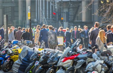 Londra, İngiltere - 26 Haziran 2018: Öğle yemeği saatinde Londra'daki Lloyds binasının yanında yürüyen iş adamları ve ofis çalışanları