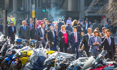 Londra, İngiltere - 26 Haziran 2018: Öğle yemeği saatinde Londra'daki Lloyds binasının yanında yürüyen iş adamları ve ofis çalışanları