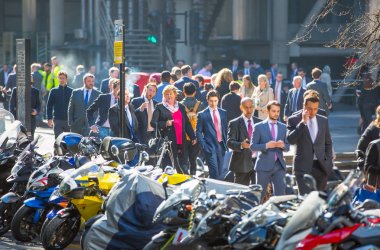 Londra, İngiltere - 26 Haziran 2018: Öğle yemeği saatinde Londra'daki Lloyds binasının yanında yürüyen iş adamları ve ofis çalışanları