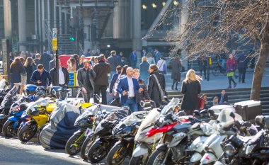 Londra, İngiltere - 26 Haziran 2018: Öğle yemeği saatinde Londra'daki Lloyds binasının yanında yürüyen iş adamları ve ofis çalışanları