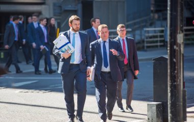 Londra, İngiltere - 26 Haziran 2018: Öğle yemeği saatinde Londra'daki Lloyds binasının yanında yürüyen iş adamları ve ofis çalışanları