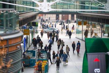 Londra, İngiltere - 26 Haziran 2019: Victoria caddesinde yürüyen bir grup insan. 