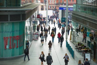 Londra, İngiltere - 26 Haziran 2019: Victoria caddesinde yürüyen bir grup insan. 