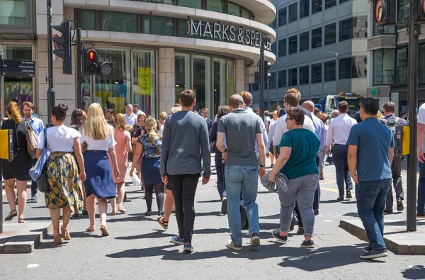Λονδίνο Ιουνίου 2018 Επιχειρηματίες Και Υπάλληλοι Γραφείων Που Περπατούν Δίπλα — Φωτογραφία Αρχείου