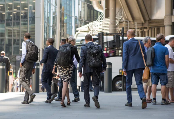 Londres Reino Unido Junio 2018 Empresarios Trabajadores Oficina Caminando Lado —  Fotos de Stock