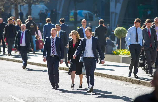 Londra, İngiltere - 26 Haziran 2018: Öğle yemeği saatinde Londra'daki Lloyds binasının yanında yürüyen iş adamları ve ofis çalışanları