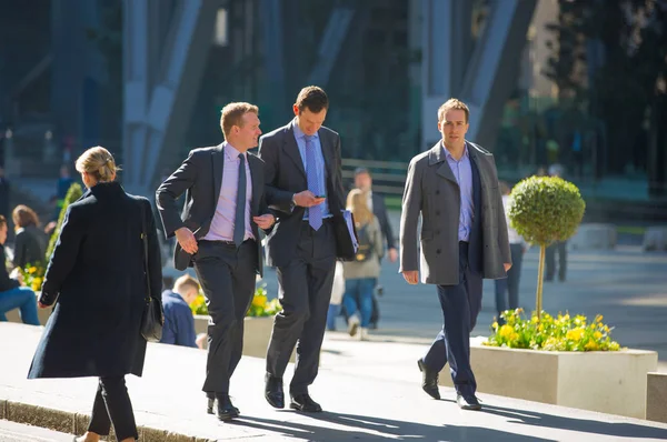 ロンドン 2018年6月26日 ビジネスマンやオフィスワーカーがランチタイムにロンドン市内のロイズビルの隣を歩く — ストック写真