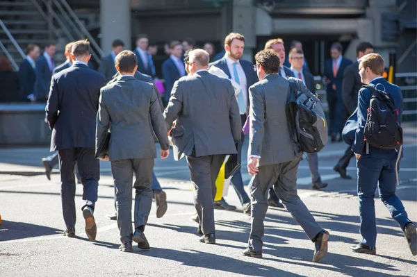 Londyn Wielka Brytania Czerwca 2018 Ludzie Biznesu Pracownicy Biurowi Chodzą — Zdjęcie stockowe