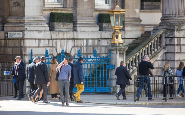 Londen Juni 2018 Zakenmensen Kantoormedewerkers Die Tijdens Lunch Stad Londen — Stockfoto